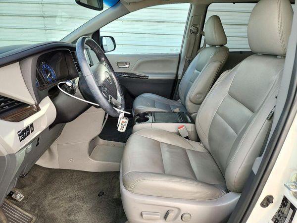 2015 TOYOTA SIENNA — DENT