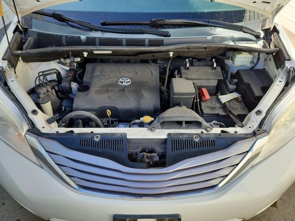 2015 TOYOTA SIENNA — Engine bay