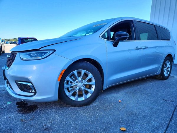 2026 CHRYSLER PACIFICA Limited — Front 3/4