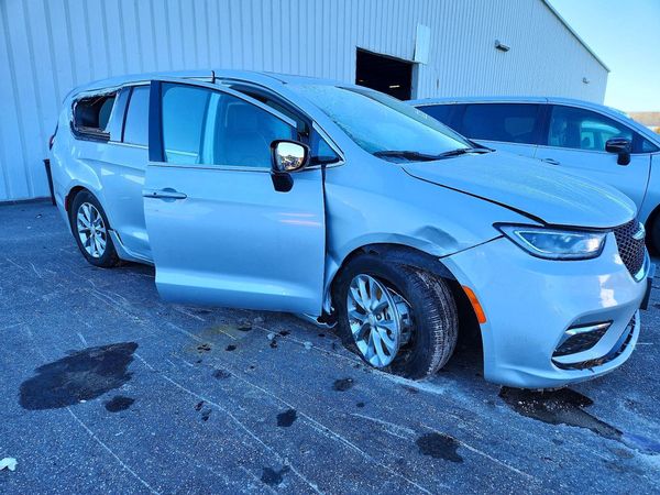 2026 CHRYSLER PACIFICA Limited — Passenger 3/4