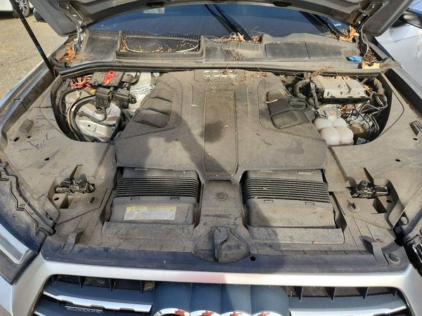 2019 AUDI Q7 — Engine bay
