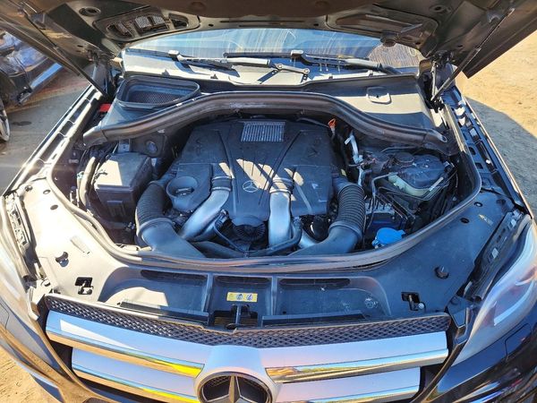 2015 MERCEDES-BENZ GL-CLASS GL550 4MATIC — Engine bay