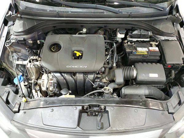 2018 HYUNDAI ELANTRA — Engine bay