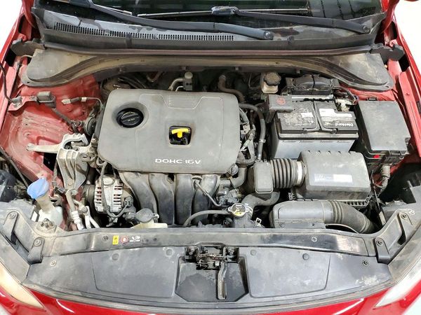 2017 HYUNDAI ELANTRA — Engine bay