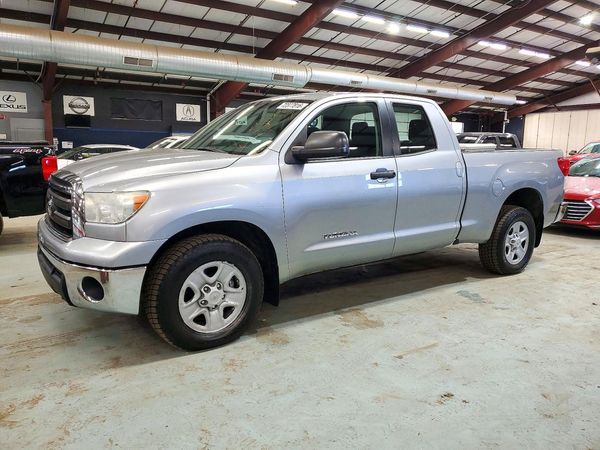 2013 TOYOTA TUNDRA SR5 — Front 3/4