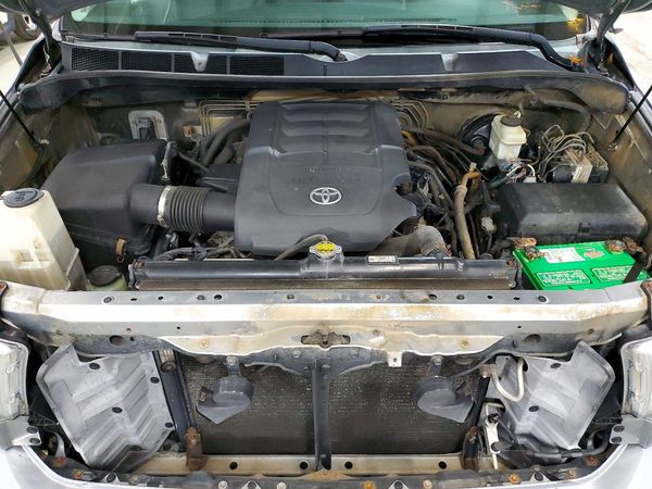 2013 TOYOTA TUNDRA SR5 — Engine bay