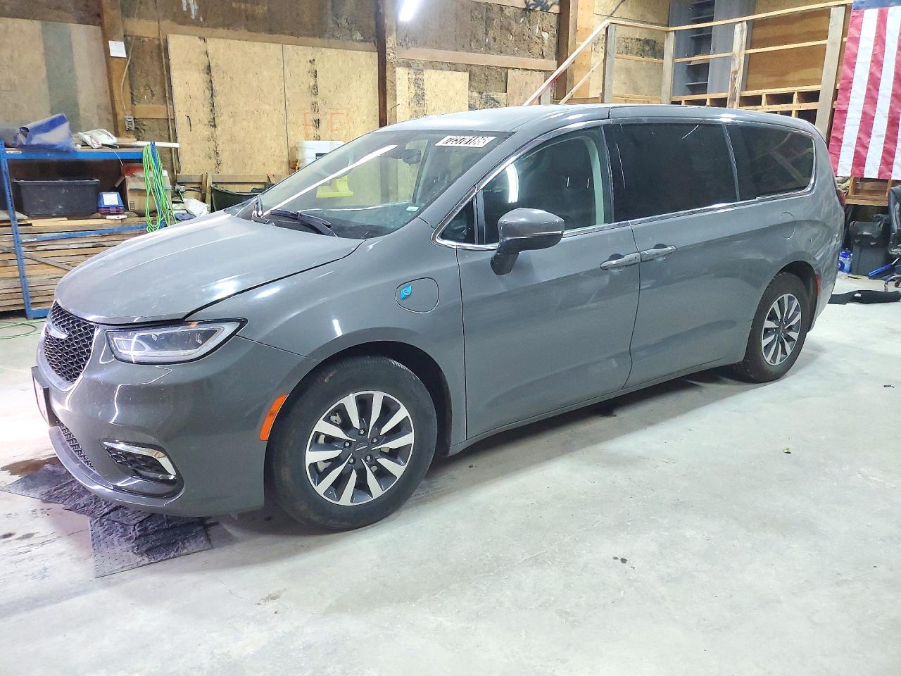 2023 CHRYSLER PACIFICA Touring L — Front 3/4