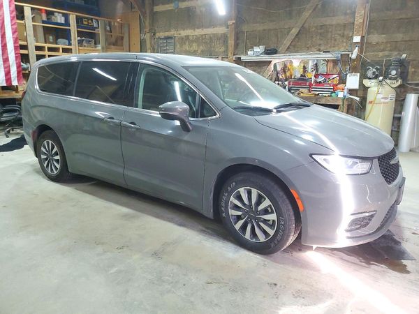 2023 CHRYSLER PACIFICA Touring L — Passenger 3/4