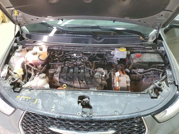 2023 CHRYSLER PACIFICA Touring L — Engine bay