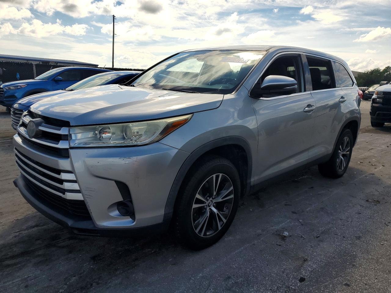 2019 TOYOTA HIGHLANDER LE — Front 3/4