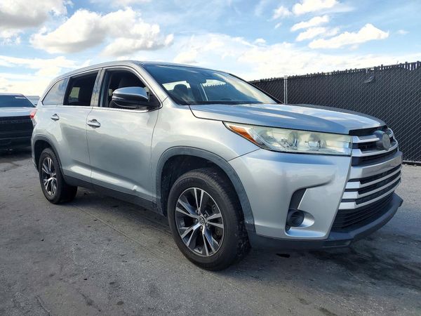 2019 TOYOTA HIGHLANDER LE — Passenger 3/4