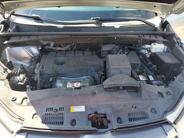 2019 TOYOTA HIGHLANDER LE — Engine bay
