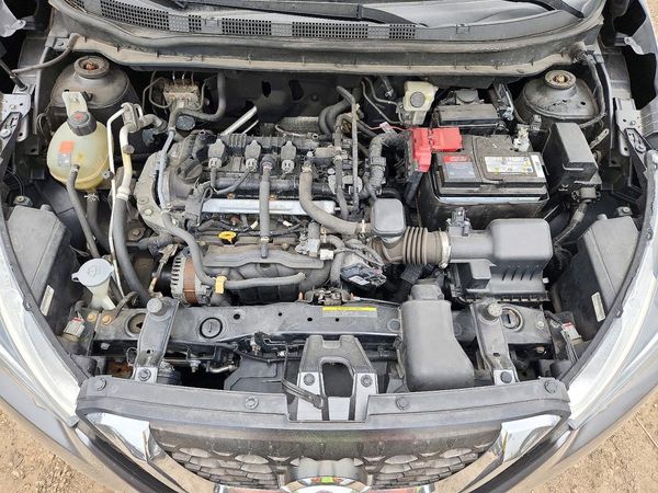 2019 NISSAN KICKS — Engine bay