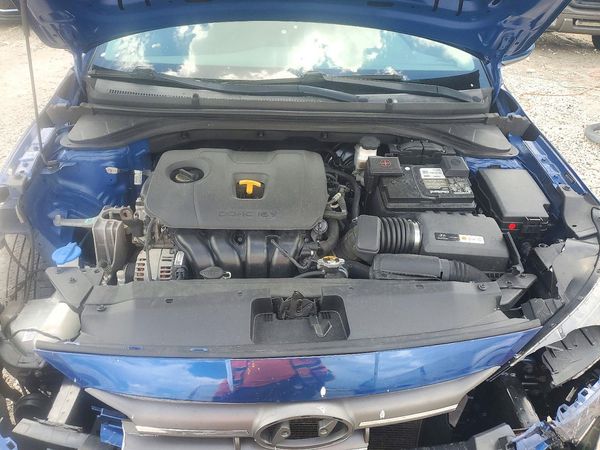 2019 HYUNDAI ELANTRA SE — Engine bay