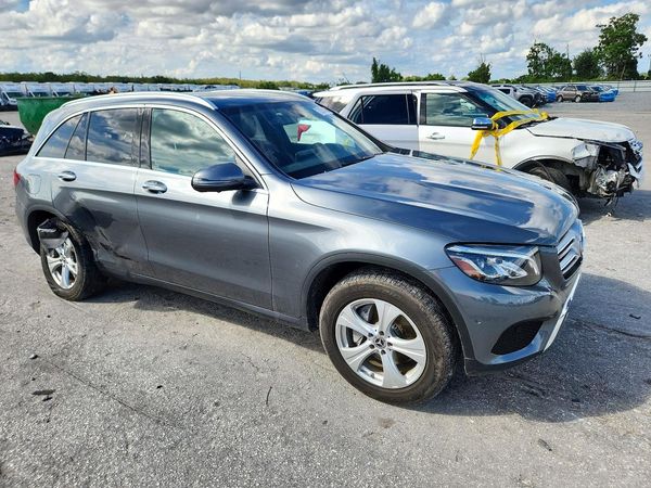2018 MERCEDES-BENZ GLC GLC300 — Passenger 3/4