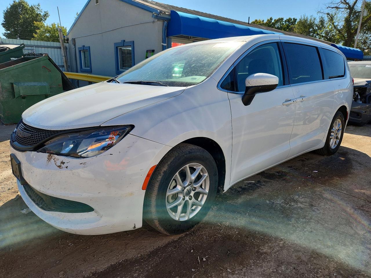 2023 CHRYSLER VOYAGER LX — Front 3/4