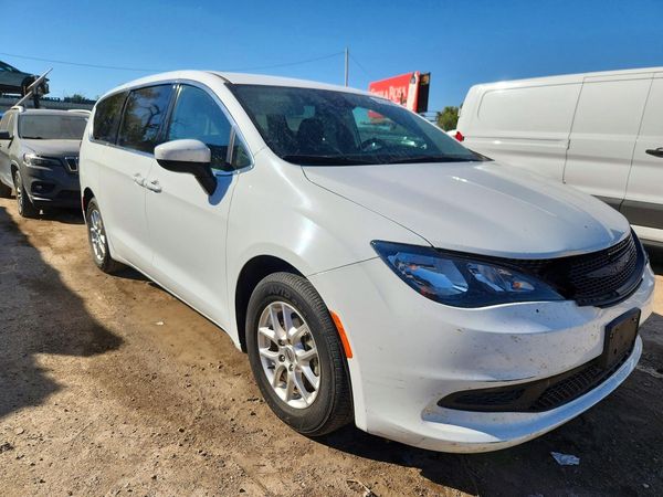 2023 CHRYSLER VOYAGER LX — Passenger 3/4