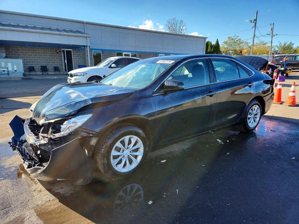 2015 TOYOTA CAMRY — Front 3/4
