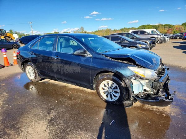 2015 TOYOTA CAMRY — Passenger 3/4