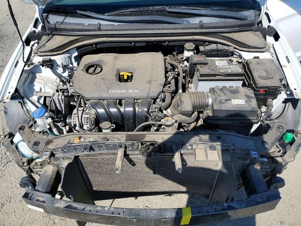 2017 HYUNDAI ELANTRA — Engine bay
