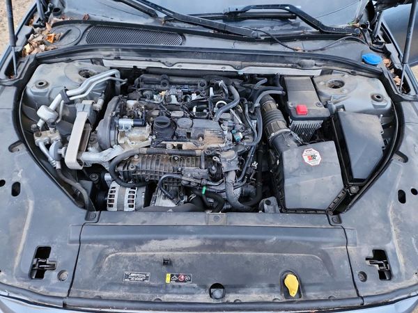 2018 VOLVO V90 CROSS COUNTRY Inscription — Engine bay
