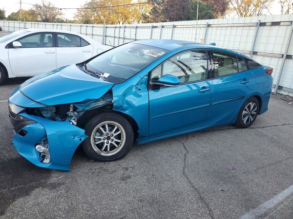 2018 TOYOTA PRIUS Plus/Premium/Advanced — Front 3/4