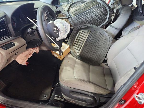 2017 HYUNDAI ELANTRA SE Base — DENT