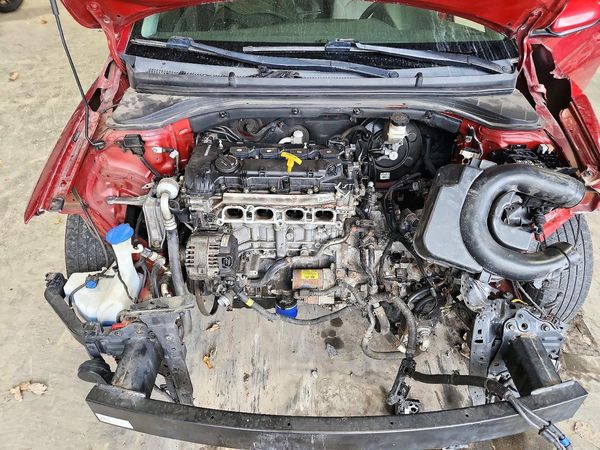 2017 HYUNDAI ELANTRA SE Base — Engine bay