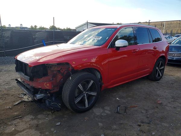 2017 VOLVO XC90 R-Design — Front 3/4