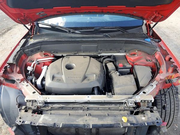 2017 VOLVO XC90 R-Design — Engine bay
