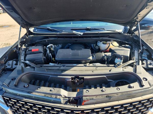 2021 CADILLAC ESCALADE Premium Luxury — Engine bay