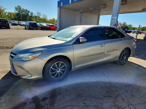 2016 TOYOTA CAMRY — Front 3/4