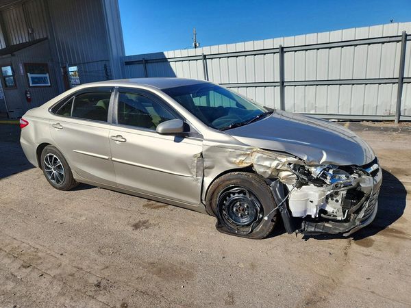 2016 TOYOTA CAMRY — Passenger 3/4