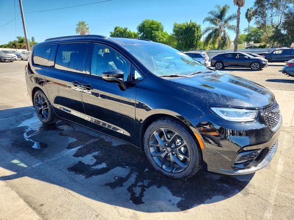 2025 CHRYSLER PACIFICA Limited — Passenger 3/4