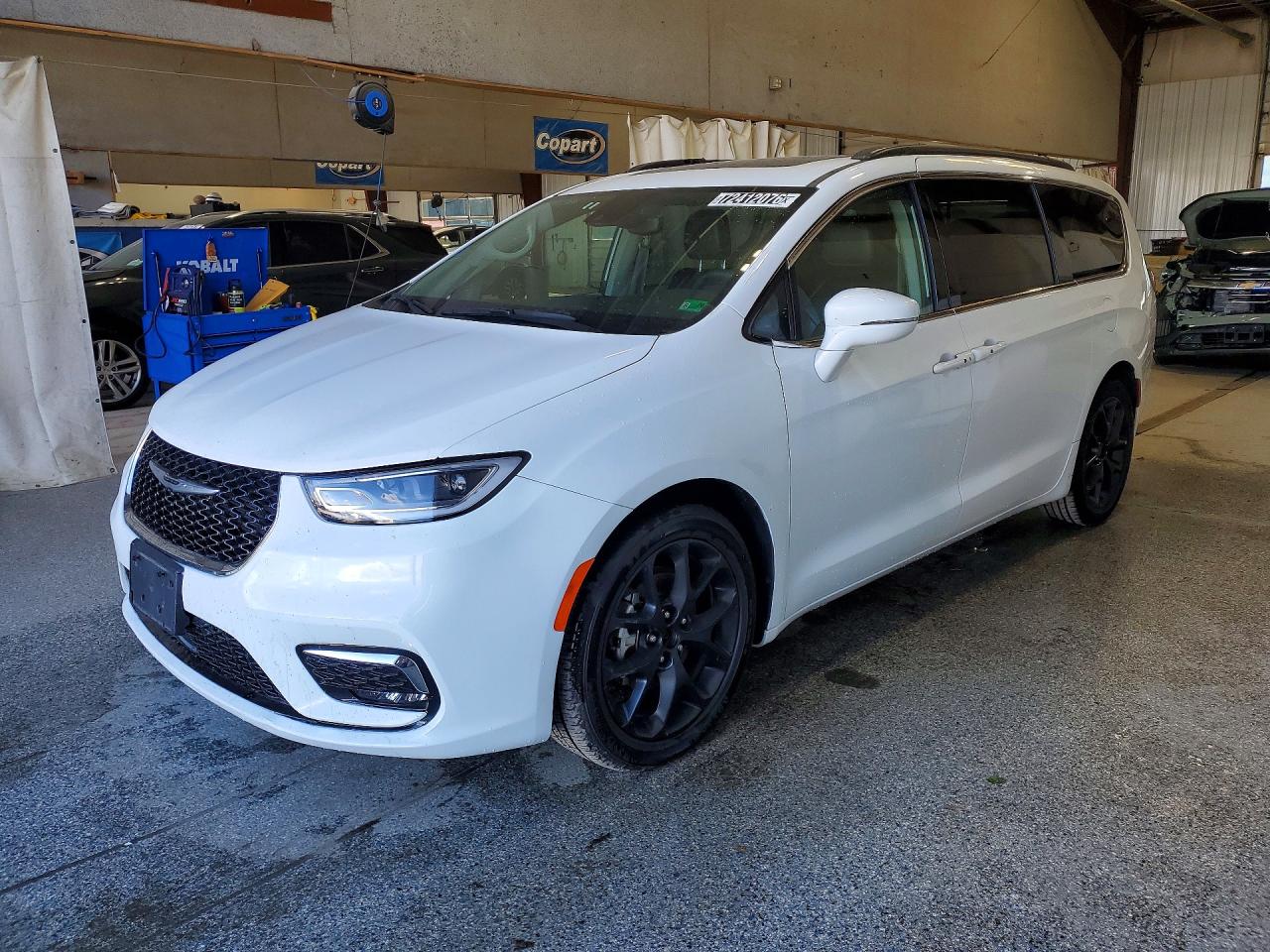 2025 CHRYSLER PACIFICA Limited — Front 3/4