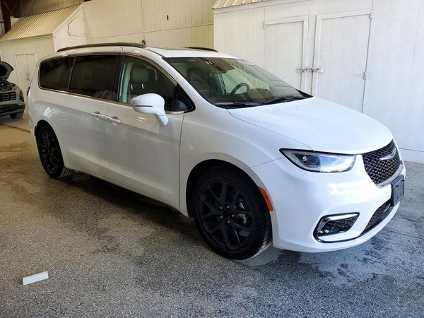 2025 CHRYSLER PACIFICA Limited — Passenger 3/4