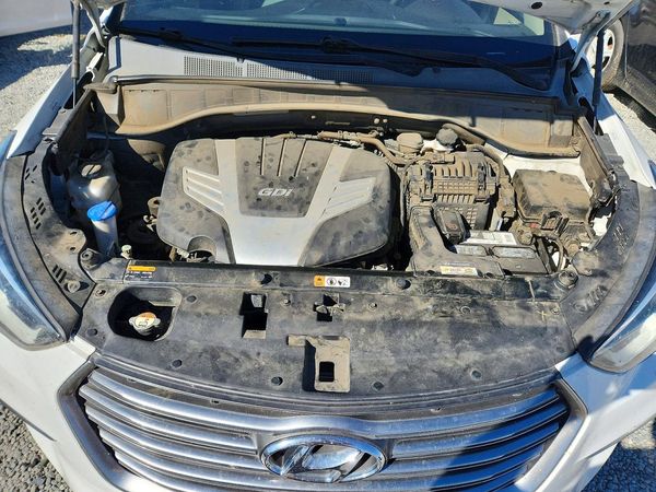 2019 HYUNDAI SANTA FE SE Base — Engine bay