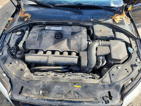 2012 VOLVO XC70 — Engine bay