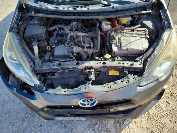 2015 TOYOTA PRIUS — Engine bay