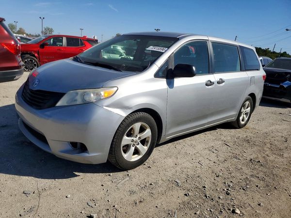 2015 TOYOTA SIENNA — DSFA — Front 3/4