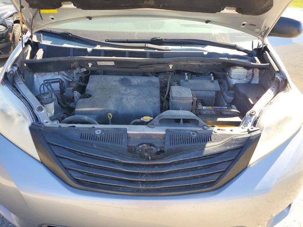 2015 TOYOTA SIENNA — Engine bay