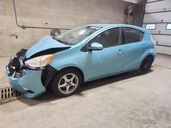 2013 TOYOTA PRIUS — Front 3/4