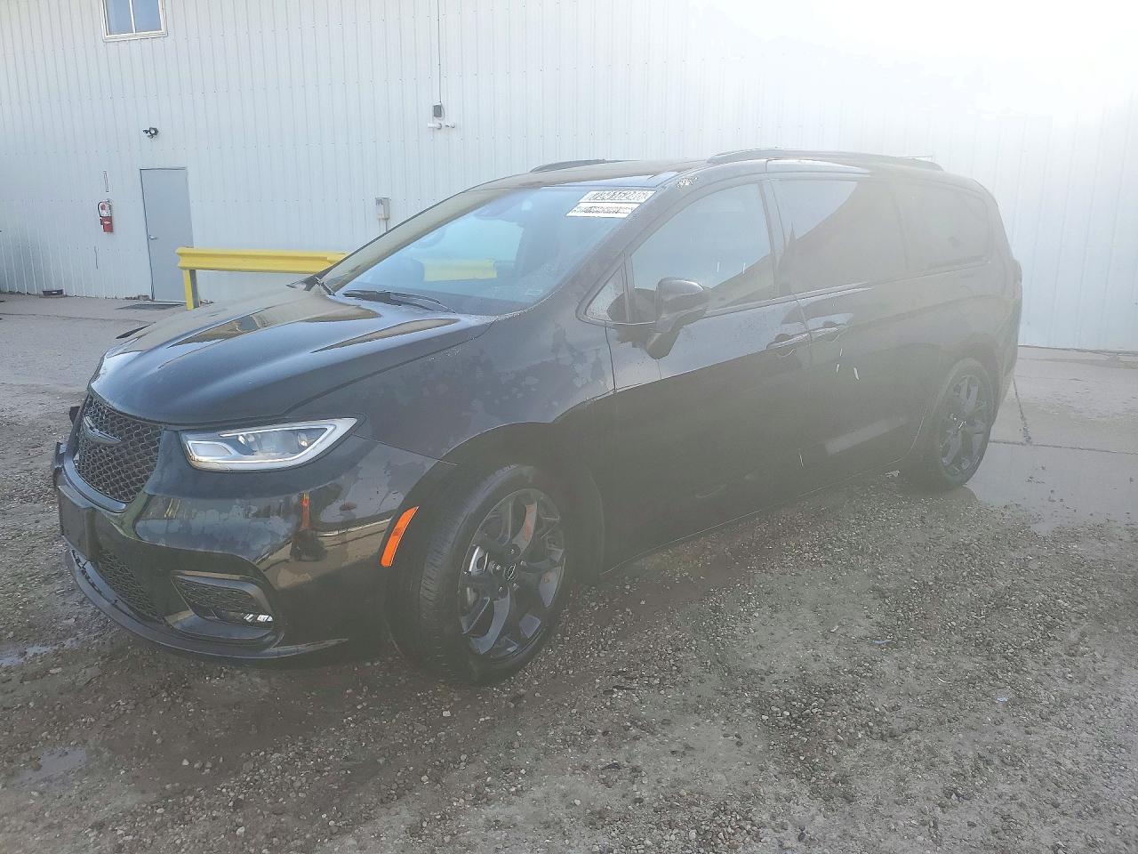 2025 CHRYSLER PACIFICA Limited — Front 3/4