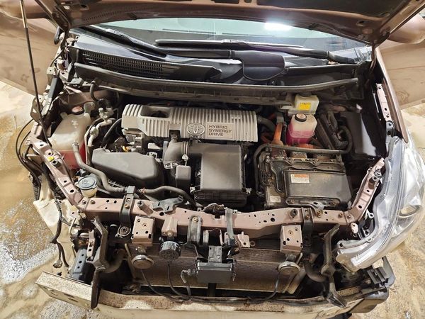 2017 TOYOTA PRIUS — Engine bay
