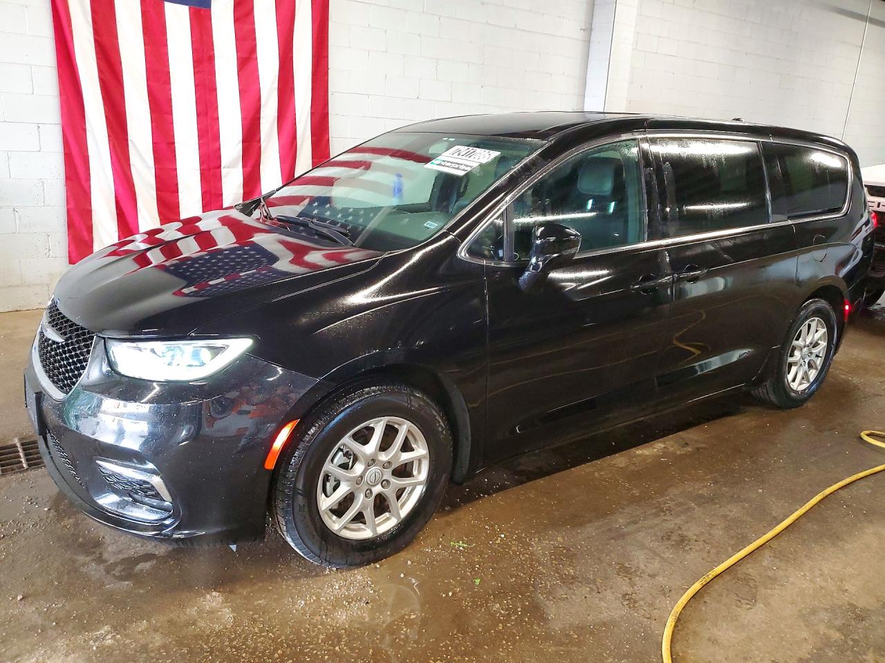 2025 CHRYSLER PACIFICA Select — Front 3/4