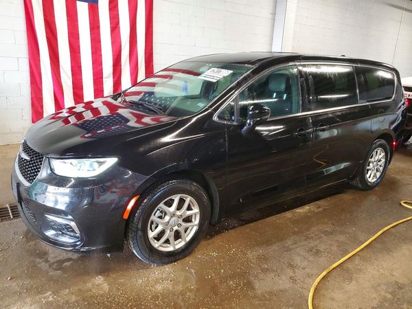 2025 CHRYSLER PACIFICA Select — Front 3/4