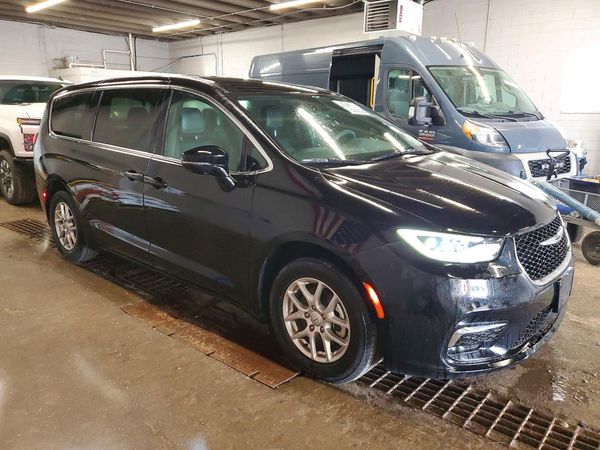 2025 CHRYSLER PACIFICA Select — Passenger 3/4