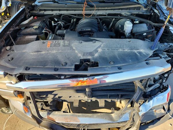 2019 CHEVROLET SILVERADO LT — Engine bay
