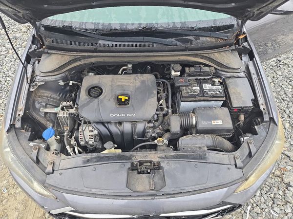 2018 HYUNDAI ELANTRA — Engine bay