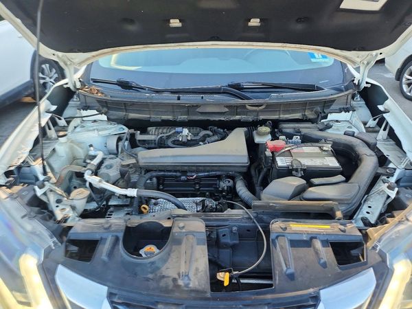 2020 NISSAN ROGUE — Engine bay